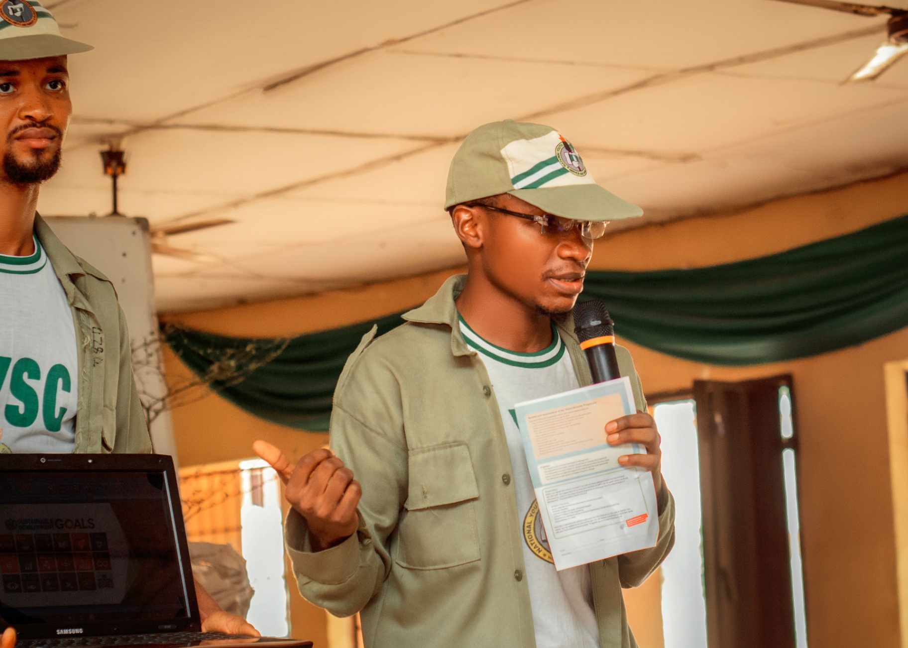 Fieldwork briefing during a Green-Schools deployment.